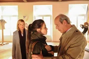 Martina Seiffert (Astrid M. F&uuml;nderich, l.) schaut zu, wie Dieter H&auml;berle (Thomas Bestvater, r.) seine Enkelin Luise (Helen Woigk, M.) zur Vernunft bringen will.