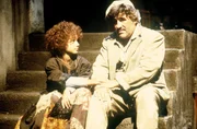 Momo (Radost Bokel) h&ouml;rt geduldig den Sorgen des Maurers Nicola (Mario Adorf) zu, der zunehmend keine Zeit mehr f&uuml;r sie hat.