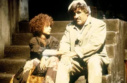 Momo (Radost Bokel) h&ouml;rt geduldig den Sorgen des Maurers Nicola (Mario Adorf) zu, der zunehmend keine Zeit mehr f&uuml;r sie hat.