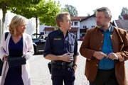 Polizeihauptmeister Mohr (Max M&uuml;ller, M.) informiert die Kommissare Danner (Katharina Abt, l.) und Stadler (Dieter Fischer, r.) &uuml;ber erste Erkenntnisse zum Mordopfer.