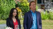 Annabell Lorenz (Stephanie Stumph) und Caspar Bergmann (Thomas Heinze) besuchen Adrian von Fallers extravagante Gedenkfeier f&uuml;r Wegener.