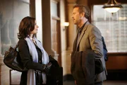 Aufgrund starker Schneest&uuml;rme sitzen Dr. Gregory House (Hugh Laurie, r.) und Stacy Warner (Sela Ward, l.) auf dem Flughafen in Baltimore fest ...