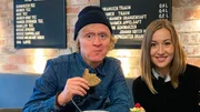 Lena Kupke ist nicht nur eine talentierte Stand Up Comedienne und Schauspielerin, sondern auch die perfekte Gespr&auml;chspartnerin f&uuml;r verregnete Nachmittagsspazierg&auml;nge. Pierre begleitet die frisch gebackene Buchautorin beim Flanieren, Signieren und Sinnieren.