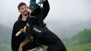 Jason spielt mit Bello, damit er ausgepowert ist, bevor er zu den Katzen in die Wohnung darf.