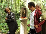 ARD STURM DER LIEBE FOLGE 1379, am Mittwoch (21.09.11) um 15:10 Uhr im ERSTEN. Curd (Holger Gotha, l.) fl&uuml;chtet, als Alfons (Sepp Schauer, r.) Nils (Florian Stadler, M.) mit festem Griff zur&uuml;ckh&auml;lt.