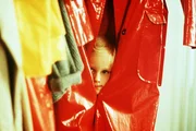 Lotta (Grete Havnesk&ouml;ld) versteckt sich im Regenmantel, um ihren Vater zu &uuml;berraschen.