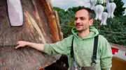 Deni Bianco ist Pappmach&eacute;meister und B&uuml;hnenbildner.