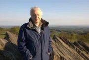Sir David in Charnwood. Sir David wuchs in der N&auml;he von Charnwood auf, wo das erste Charnia-Fossil entdeckt wurde.  +++ Die Verwendung des sendungsbezogenen Materials ist nur mit dem Hinweis und Verlinkung auf RTL+ gestattet. +++
