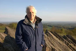 Sir David in Charnwood. Sir David wuchs in der N&auml;he von Charnwood auf, wo das erste Charnia-Fossil entdeckt wurde.  +++ Die Verwendung des sendungsbezogenen Materials ist nur mit dem Hinweis und Verlinkung auf RTL+ gestattet. +++