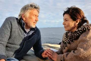 Johanna (Hannelore Elsner) f&uuml;hlt sich zu Erik (Christian Br&uuml;ckner) hingezogen.