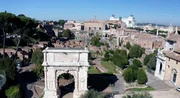 Roms Ruinen zeugen von Macht und Gr&ouml;&szlig;e ebenso wie von Verg&auml;nglichkeit und Verfall. Bis heute bestimmen sie das Erscheinungsbild der &bdquo;ewigen Stadt&ldquo; und ziehen Millionen von Touristen aus der ganzen Welt in ihren Bann.