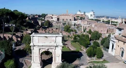 Roms Ruinen zeugen von Macht und Gr&ouml;&szlig;e ebenso wie von Verg&auml;nglichkeit und Verfall. Bis heute bestimmen sie das Erscheinungsbild der &bdquo;ewigen Stadt&ldquo; und ziehen Millionen von Touristen aus der ganzen Welt in ihren Bann.