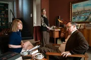 Alice (Nina Gummich, l.) mit Jean Paul Sarte (Charlie Nelson) und Simone de Beauvoir (Sarah Chaumette) Alice (Nina Gummich, l.) mit Jean Paul Sarte (Charlie Nelson) und Simone de Beauvoir (Sarah Chaumette)