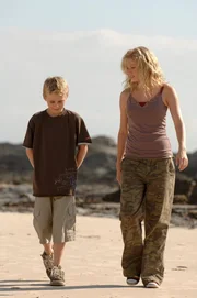 Elliot (Trent Sullivan, li.), der kleine Bruder von Emma, ist total verliebt in Rikki (Cariba Heine, re.), die ihn vor dem Ertrinken gerettet hat. Total entnervt erkl&auml;rt sie ihm, dass sie kein Paar sein k&ouml;nnen.