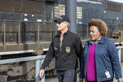 (v.l.n.r.) Dwayne Pride (Scott Bakula); Dr. Loretta Wade (CCH Pounder) (v.l.n.r.) Dwayne Pride (Scott Bakula); Dr. Loretta Wade (CCH Pounder)