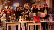v.l.n.r. V&eacute;ra Clouseau (Daphn&eacute; Patakia), R&eacute;my Bidaut (Quentin Dolmaire), Marcel Benes (Michel Vuillermoz), Didier Mathure (Melvil Poupaud) und Claire Carmignac (Alice Taglioni)