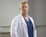 GREY&rsquo;S ANATOMY - &ldquo;Only the Strong Survive&rdquo; - After the catastrophic hospital explosion, Grey Sloan&rsquo;s staff scrambles to save not only their patients&rsquo; lives but also their own. Confronted with impossible surgical decisions and emotional turmoil, they fight to preserve life amid devastation. KEVIN MCKIDD