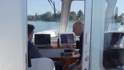 Michael Schubert (links) vom Bayerischen Landesamt f&uuml;r Landwirtschaft ist Spezialist f&uuml;r die Fischerei in Seen. Er berichtet Karsten Schwanke vom Fischbestand im Bodensee und mit welchen modernen Methoden er ermittelt wird.