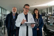 Prof. Utthoff (Roman Knižka, M.) will ein gutes Verh&auml;ltnis zu seiner ermordeten Exfrau gehabt haben, doch Richard Voss (Jan-Gregor Kremp, l.) und Annabell Lorenz (Stephanie Stumph, r.) sind skeptisch.