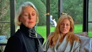Ein Mann wurde in seinem Auto erschossen aufgefunden. Hat Stephanie Mulroney (Noelle Beck, r.) den Mord begangen, oder weshalb nimmt Mutter Regina (Jane Alexander) sie vor den Polizisten in Schutz?