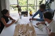 Architekt Jachen Duri Schleich (2.v.r.) hat sich in Mexiko auf Holzbauten spezialisiert. Architekt Jachen Duri Schleich (2.v.r.) hat sich in Mexiko auf Holzbauten spezialisiert.