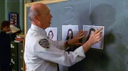 Captain Donald Cragen (Dann Florek) steht unter Druck. Drei Frauen wurden von demselben T&auml;ter vergewaltigt. Doch bis jetzt tappen er und sein Team im Dunkeln.