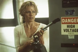 Das Experiment geht voll daneben und Caine verwandelt sich in einen Killer, der im verwinkelten Labor Jagd auf Linda (Elisabeth Shue) und ihre Kollegen macht. Doch diese wehren sich heftig mit L&ouml;schschaum, Blutkonserven und Flammenwerfern ...