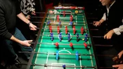 Wo trinkt Frank Zander sein letztes Bier? Wo gibt es Kneipenklassiker wie K&ouml;nigsberger Klopse? Und wo spielt noch die Jukebox? Ein Besuch in Berlins Kultkneipen. F&uuml;r viele sind sie die Seele der Stadt. - Kneipensport "Kickern" in Berlin.