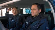 Die Polizisten Gerd Wohlers (Josef Heynert, l.) und Ron Hartmann (Peter Sikorski, r.) sprechen &uuml;ber die Gerichtsverhandlung und ihre Aussage.