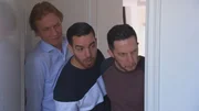 Drei M&auml;nner verstecken sich und beobachten etwas