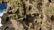 Eine schroffe Steilk&uuml;ste, geformt aus Basalt und Vulkangestein, so ragen die F&auml;r&ouml;erinseln aus dem Meer und trotzen dem st&uuml;rmischen Nordatlantik. Grasbewachsene Bergh&auml;nge, Wasserf&auml;lle und kleine B&auml;che pr&auml;gen die Landschaft.