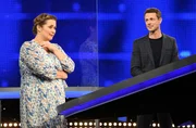 Moderator Alexander Bommes (r.) mit der Kandidatin Sabrina Schneider (l.).