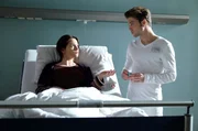 Sanna Lichtenhagen (Diane Willems) erzählt Kris Haas (Jascha Rust), dass sie Nicks Wunsch verstehen kann. Auch sie würde sich lieber für den selbstbestimmten Tod entscheiden, wenn es keine Hoffnung mehr gebe. Für Nick wird das alles zu viel und er läuft aus dem Zimmer. Sanna Lichtenhagen (Diane Willems) erzählt Kris Haas (Jascha Rust), dass sie Nicks Wunsch verstehen kann. Auch sie würde sich lieber für den selbstbestimmten Tod entscheiden, wenn es keine Hoffnung mehr gebe. Für Nick wird das alles zu viel und er läuft aus dem Zimmer.