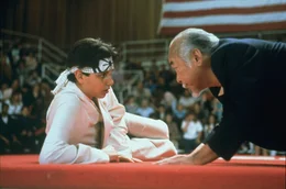 Kann Daniel (Ralph Macchio, l.) auf Mr. Miyagi (Pat Morita, r.) z&auml;hlen?