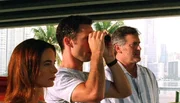 Michael Westen (Jeffrey Donovan) &uuml;berpr&uuml;ft den Treffpunkt lieber erst aus der Entfernung. Seine Freunde Fiona (Gabrielle Anwar) und Sam (Bruce Campbell) begleiten den ehemaligen Agenten.