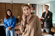 Kim Nowak (Amy Mußul, l.) und Moritz Brenner (Johannes Hendrik Langer) haben eine traurige Nachricht für Britta Brandtner (Stephanie Japp, M.): Ihr Mann wurde im Park erschossen aufgefunden. Die Ehefrau des Opfers glaubt den beiden nicht und versucht, ihren Mann zu erreichen. Kim Nowak (Amy Mußul, l.) und Moritz Brenner (Johannes Hendrik Langer) haben eine traurige Nachricht für Britta Brandtner (Stephanie Japp, M.): Ihr Mann wurde im Park erschossen aufgefunden. Die Ehefrau des Opfers glaubt den beiden nicht und versucht, ihren Mann zu erreichen.