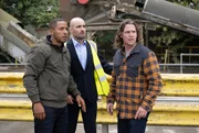 DS Tyrone Clarke (Ukweli Roach, l.) und DS Michael McAndrews (Jamie Sives, r.) retten Greg Connolly (Russ Bain, M.) vor den aufgebrachten Mitarbeitern seines Unternehmens. DS Tyrone Clarke (Ukweli Roach, l.) und DS Michael McAndrews (Jamie Sives, r.) retten Greg Connolly (Russ Bain, M.) vor den aufgebrachten Mitarbeitern seines Unternehmens.