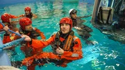 Au&szlig;erdem gibt es f&uuml;r die angehenden Lotsen ein Kentertraining. Sie m&uuml;ssen sich unter Wasser befreien.