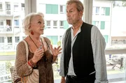 Gerti Vogt (Veronika von Quast, l.) und Fritz Sturm (Michael Schwarzmaier, M.), die Freunde der Ermordeten, mutmaßen über den Mörder. Gerti Vogt (Veronika von Quast, l.) und Fritz Sturm (Michael Schwarzmaier, M.), die Freunde der Ermordeten, mutmaßen über den Mörder.
