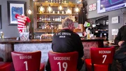 Wo trinkt Frank Zander sein letztes Bier? Wo gibt es Kneipenklassiker wie K&ouml;nigsberger Klopse? Und wo spielt noch die Jukebox? Ein Besuch in Berlins Kultkneipen. F&uuml;r viele sind sie die Seele der Stadt. - Blick in die FC-Union-Kneipe