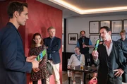 Gro&szlig;e Versammlung beim Berchtesgadener Golfplatz: Der Golftrainer Toni Brendel (Alexander Mazza, l.) hat ambitionierte Pl&auml;ne was die Zukunft des Golfplatzes angeht. Der Clubpr&auml;sident Julius Greiner (Max Tidorf, r. mit Komparsen im HG.) ist gegen einen Ausbau. Im Bild v.l.n.r. Toni Brendel (Alexander Mazza), Franziska Schachtner (Lilian Naumann), Leo Fischer (Max Urlacher), Julius Greiner (Max Tidorf)