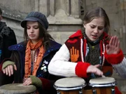 Clara (Lena Schneidewind, re.) trommelt leidenschaftlich auf den Bongos, daneben ihre neue Bekannte von der Stra&szlig;e: Charlie! (Kimberley Krump, li.)