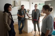 Ulrich (Wolfgang S. Zechmayer, 2.v.l.) und Sabine (Sanne Schnapp, r.) sind sprachlos über die Neuigkeiten, die Mina (Jasmin Tabatabai, l.) und Lucy (Josephin Busch, 2.v.r.) zu Andy herausgefunden haben. Ulrich (Wolfgang S. Zechmayer, 2.v.l.) und Sabine (Sanne Schnapp, r.) sind sprachlos über die Neuigkeiten, die Mina (Jasmin Tabatabai, l.) und Lucy (Josephin Busch, 2.v.r.) zu Andy herausgefunden haben.