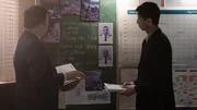 Vor der Tafel werden die Profile der Crew rekonstruiert und mit den dramatischen Ereignissen des Absturzes von Flug 676 verbunden.