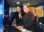 Barthez (Joachim Paul Assb&ouml;ck, mi.) zeigt Tom Reinhardt (Dirk Martens, li.), von wo aus Opitz angerufen hat. Tina (Sandra Keller, re.) kommt hinzu, weil sie sich von Tom verabschieden will.