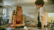Nach all dem Chaos ein Moment der Erleichterung: Pia Schneider (Mina-Giselle Rüffer, l.) hat Carlo Brenner (Jeremias Meyer, r.) gerade aus seinem Dilemma gerettet – jetzt nutzt Carlo die Gelegenheit, um mit ihr zu flirten. Nach all dem Chaos ein Moment der Erleichterung: Pia Schneider (Mina-Giselle Rüffer, l.) hat Carlo Brenner (Jeremias Meyer, r.) gerade aus seinem Dilemma gerettet – jetzt nutzt Carlo die Gelegenheit, um mit ihr zu flirten.