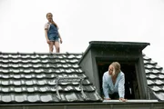 Toni (Sina Tkotsch, r.) zeigt Marie (Laurena Marisol Lehrich) ihren ehemaligen Lieblingsplatz auf dem Dach. Das Timing könnte aber nicht schlechter sein, da die Familie Besuch vom Jugendamt erwartet. Toni (Sina Tkotsch, r.) zeigt Marie (Laurena Marisol Lehrich) ihren ehemaligen Lieblingsplatz auf dem Dach. Das Timing könnte aber nicht schlechter sein, da die Familie Besuch vom Jugendamt erwartet.