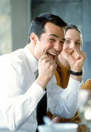 Toprak (Erol Sander) freut sich &uuml;ber seinen Erfolg bei den Recherchen zu einem aktuellen Mordfall. Karin (Sabine Radebold) ist stolz auf ihren Mann.