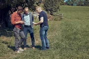 Bezirksinspektor Klaus Lechner (Andreas Kiendl, l.) informiert sofort Dr. Franziska Beck per Handy, dass er zusammen mit Major Max Herzog (Martin Gruber, r.) Spurensicherer Franz Wohlfahrt (Helmut Bohatsch, M.) gefunden hat.