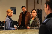 Jo Stoll (Peter Ketnath, 2.v.l.) und Selma Kirsch (Yve Burbach, 2.v.r.) sind auf Lisa Genter (Maike Jüttendonk, l.) aufmerksam geworden, die einer Beamtin (Komparsin, r.) gerade erzählt hat, dass ihr Sohn entführt wurde. Jo und Selma schalten sich ein. Jo Stoll (Peter Ketnath, 2.v.l.) und Selma Kirsch (Yve Burbach, 2.v.r.) sind auf Lisa Genter (Maike Jüttendonk, l.) aufmerksam geworden, die einer Beamtin (Komparsin, r.) gerade erzählt hat, dass ihr Sohn entführt wurde. Jo und Selma schalten sich ein.